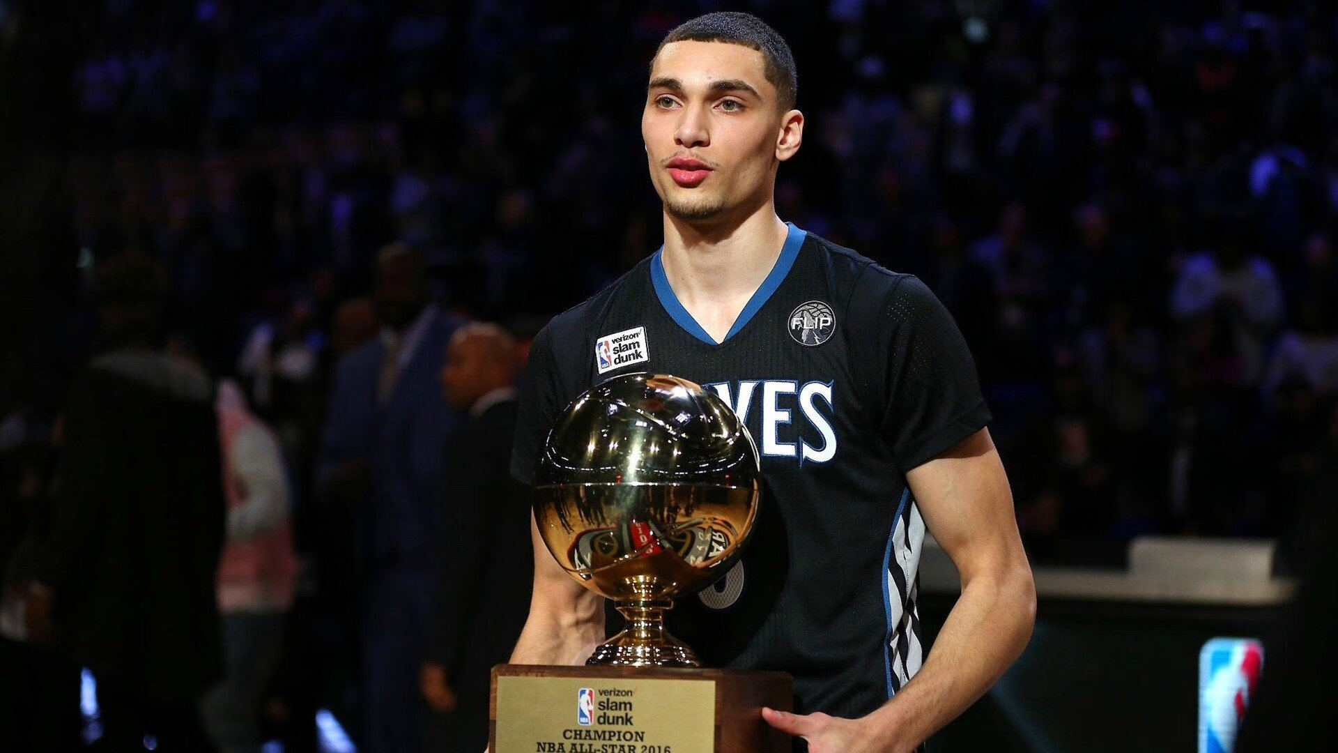 冰球联赛激战正酣，新秀崛起与老将传奇交织